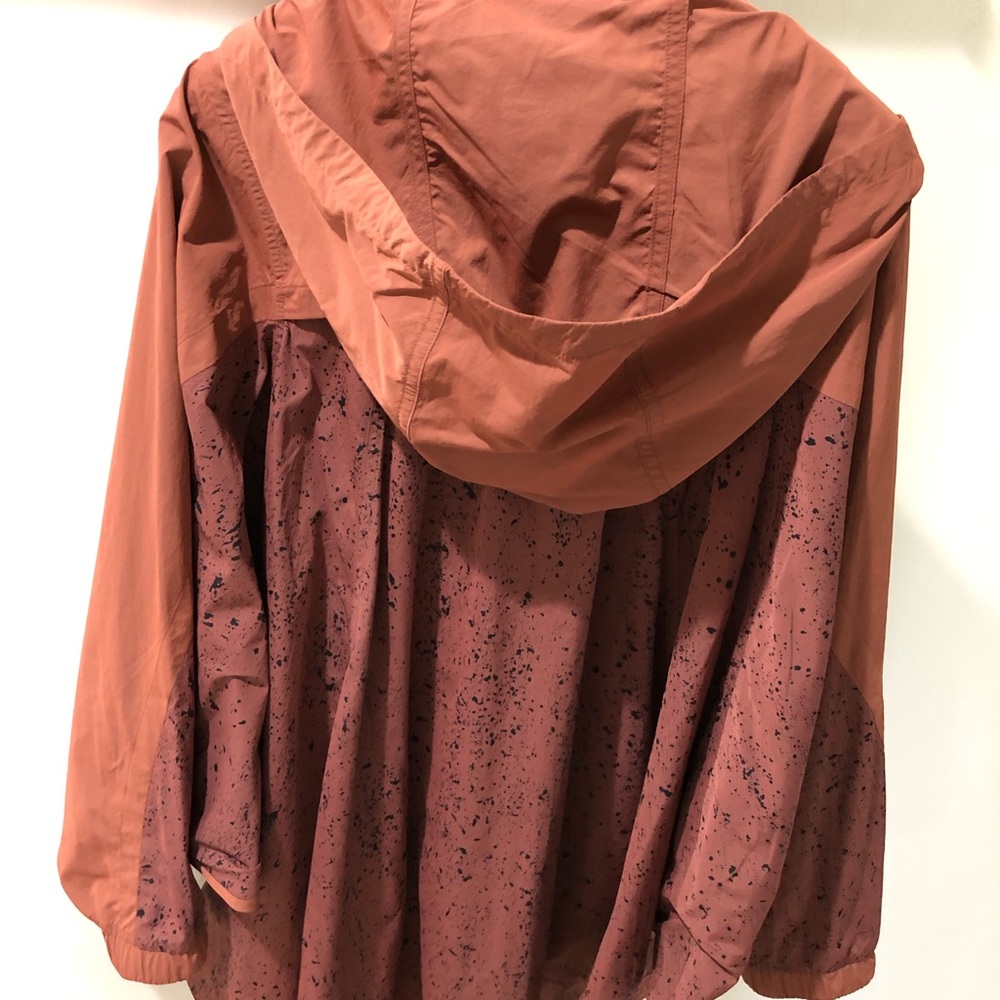 Lululemon water resistant cape - Picture 2 of 6